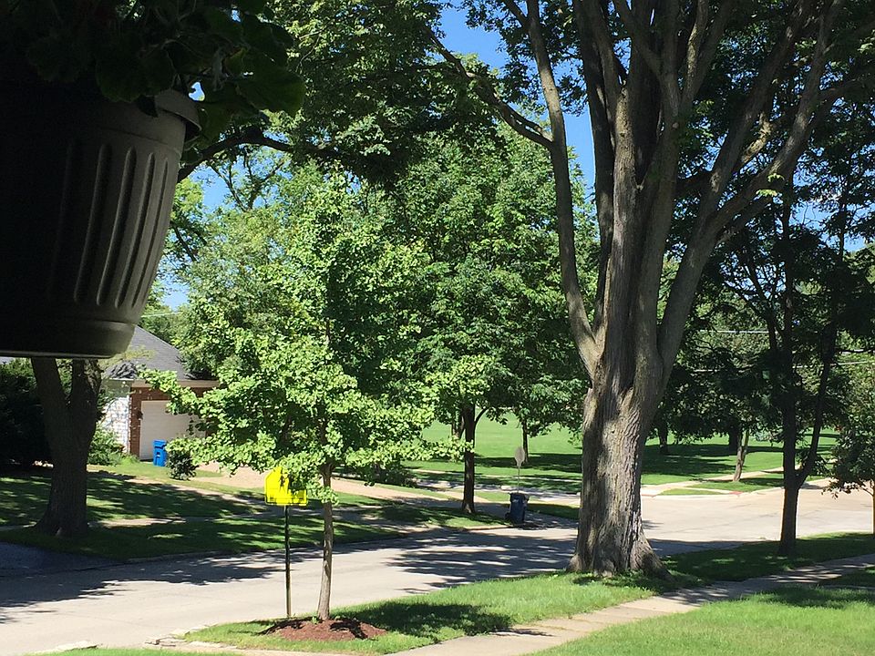 One block to Robbins Park!