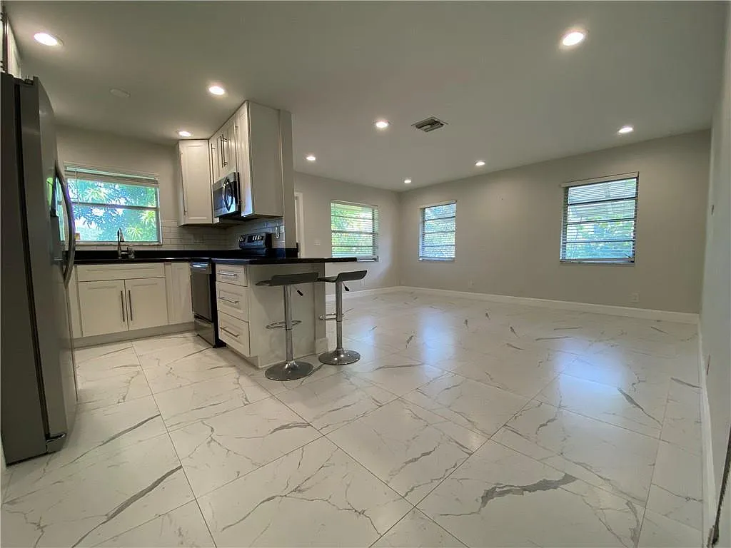 1 bed, 1.0 bath, 860 sqft, $2,249 — Photo 2