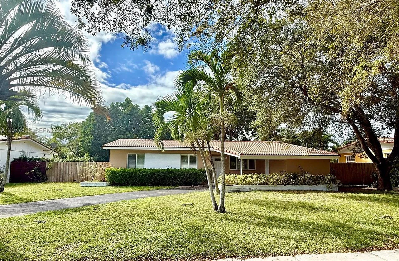 3 bed, 2.0 bath, 1394 sqft, $3,900 — Photo 1