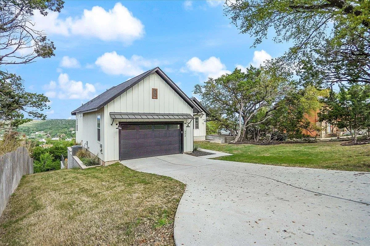 3 bed, 2.5 bath, 2495 sqft, $3,800 — Photo 2
