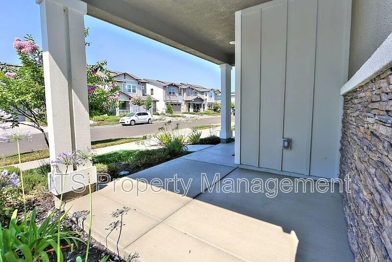 3 bed, 3.0 bath, 2474 sqft, $3,095 — Photo 3