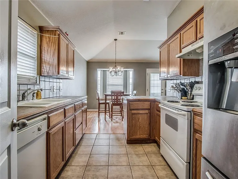 612 SW 38th Pl — Photo 17