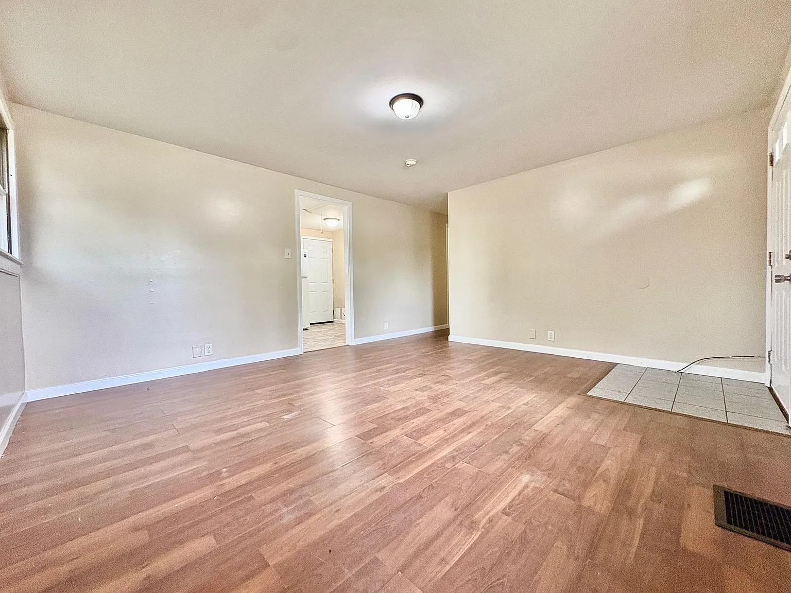 3 bed, 864 sqft, $1,350 — Photo 3