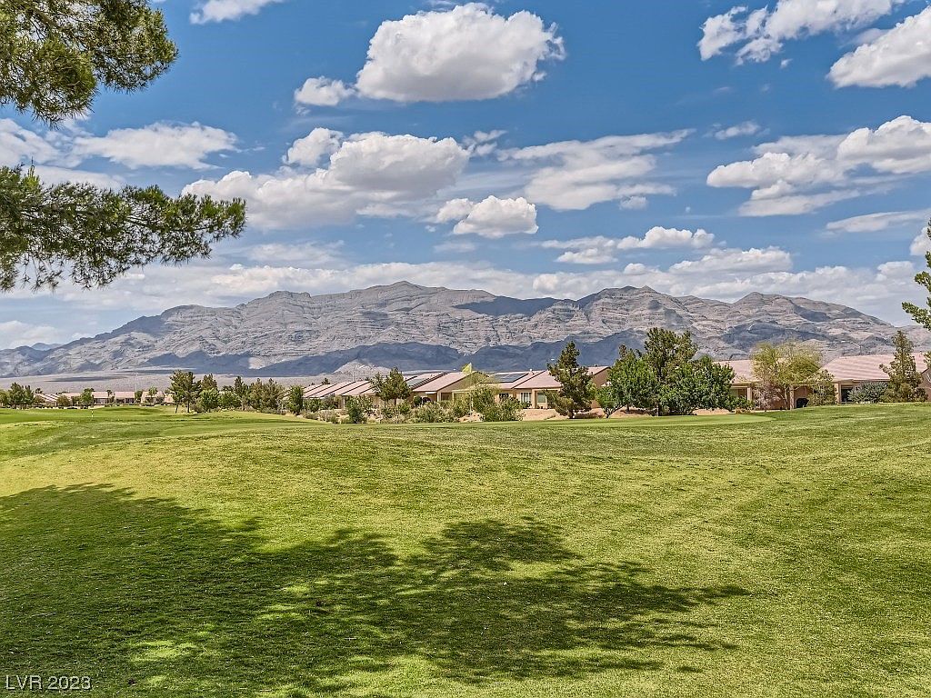 A look at the grass field inside - Clark County, Nevada