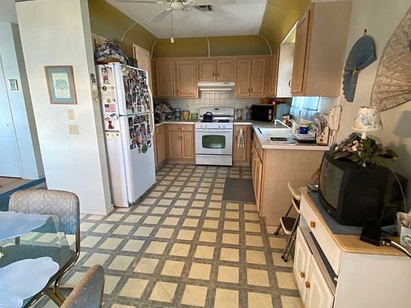 5th image of 217 Prince Charles Dr
