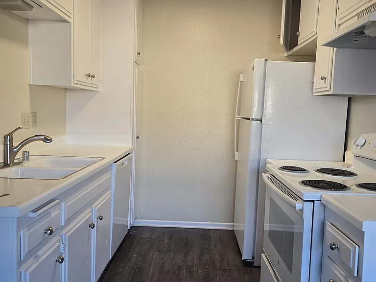 Valley House Apartments — Photo 10