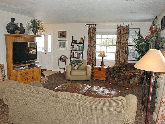 5th image of 402 S Heath Ln