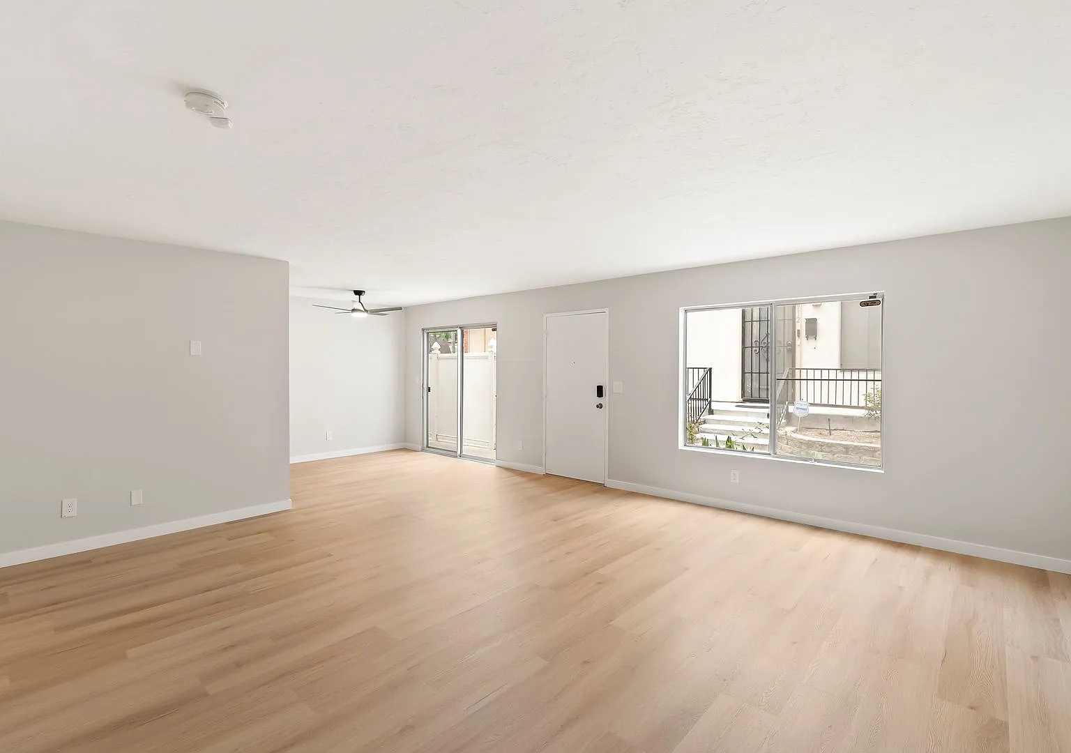 Beautifully Updated 3BR Townhome in Paradise Hills with Solar, EV Charger & A/C — Photo 4