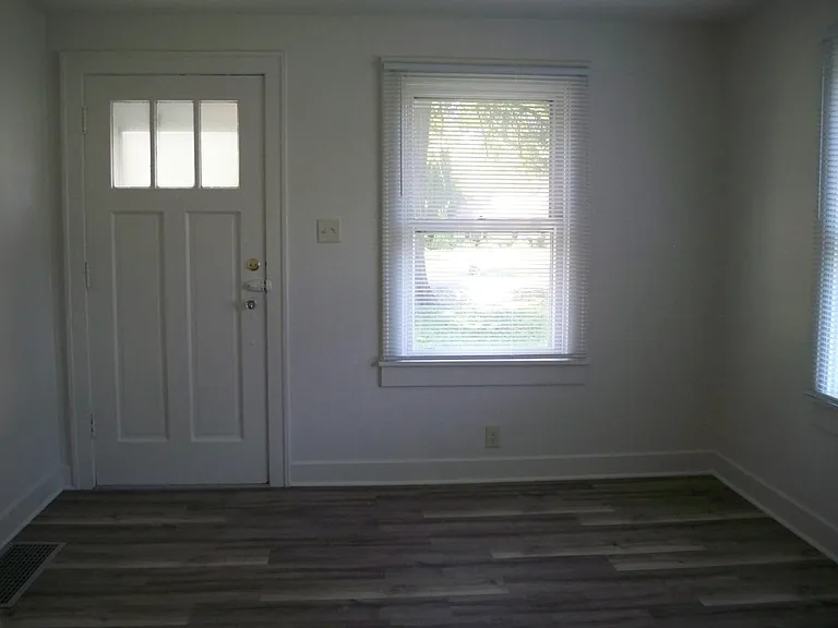 1505 W Iles Ave — Photo 10