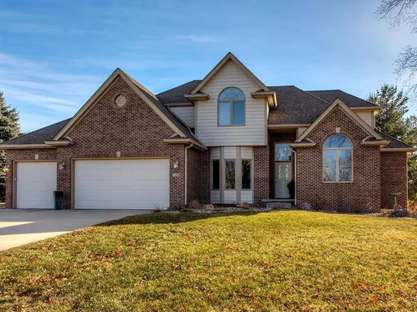 1054 Burr Oaks Dr, West Des Moines, IA 50266