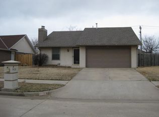 821 Lakecrest Dr, Moore, OK 73170