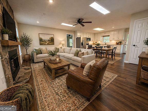 4th image of 499 Old Deer Path Way