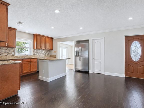 3rd image of 1003 Botany Ln