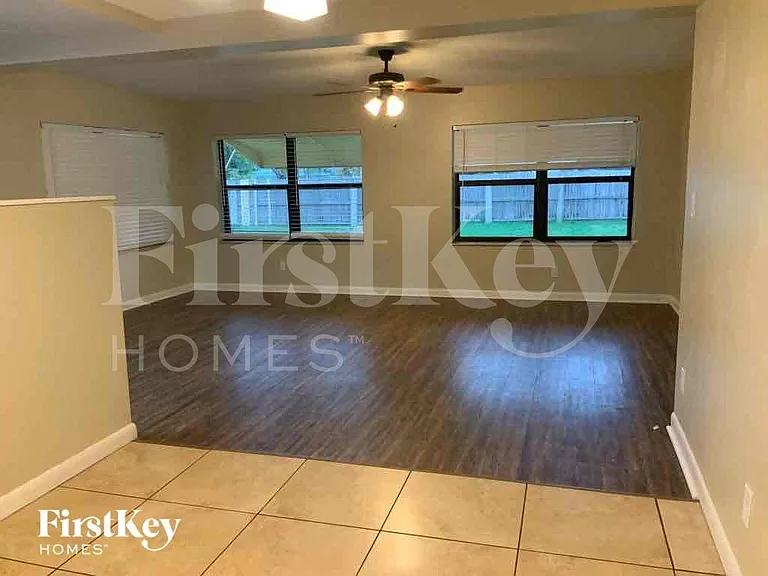1302 Crest Dr — Photo 3