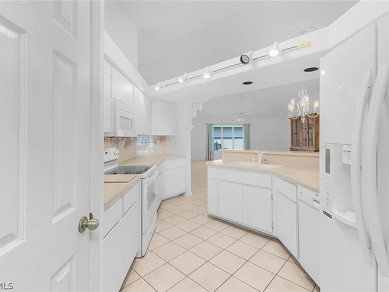9439 Palm Island Cir — Photo 27