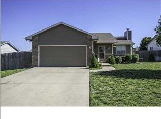 1752 N Country Walk Ln, Mulvane, KS 67110