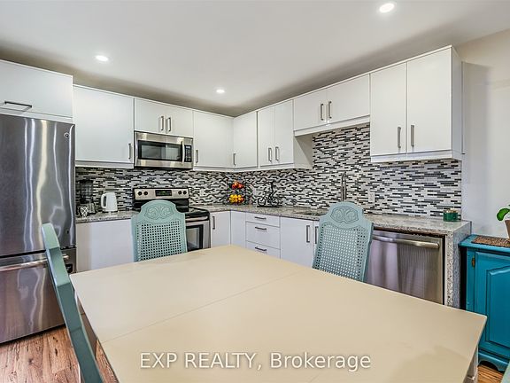 5th image of 829 Athol St