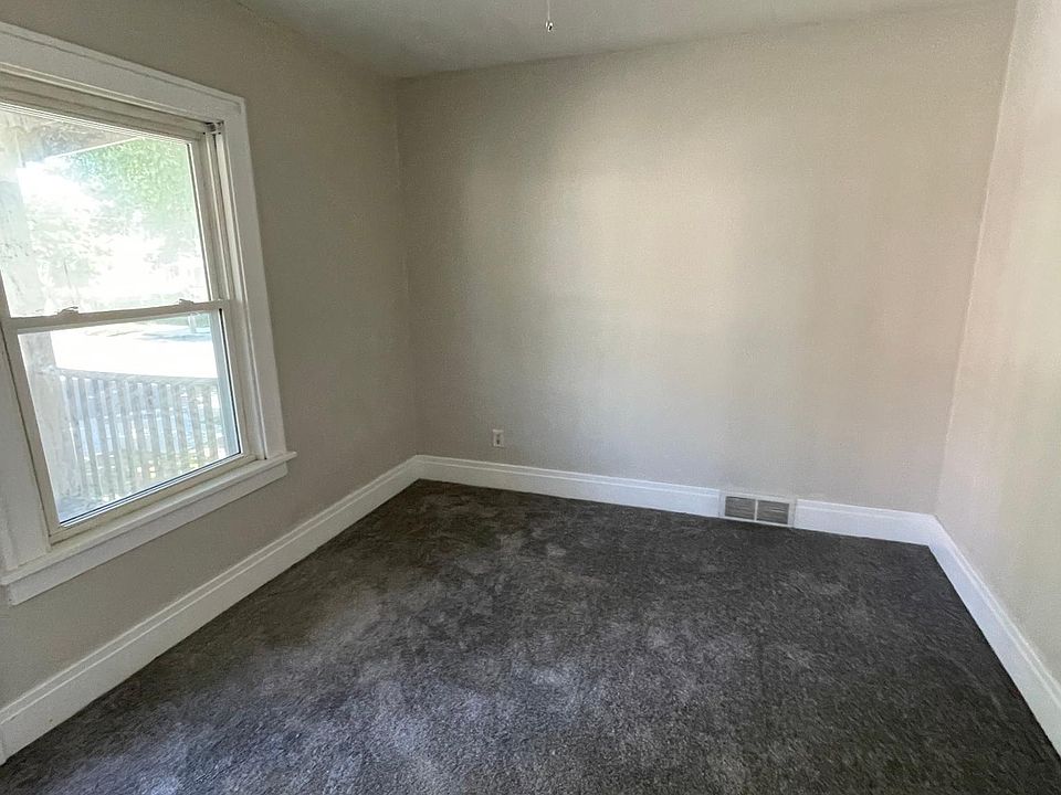 2nd image of 183 Roesch Ave #2