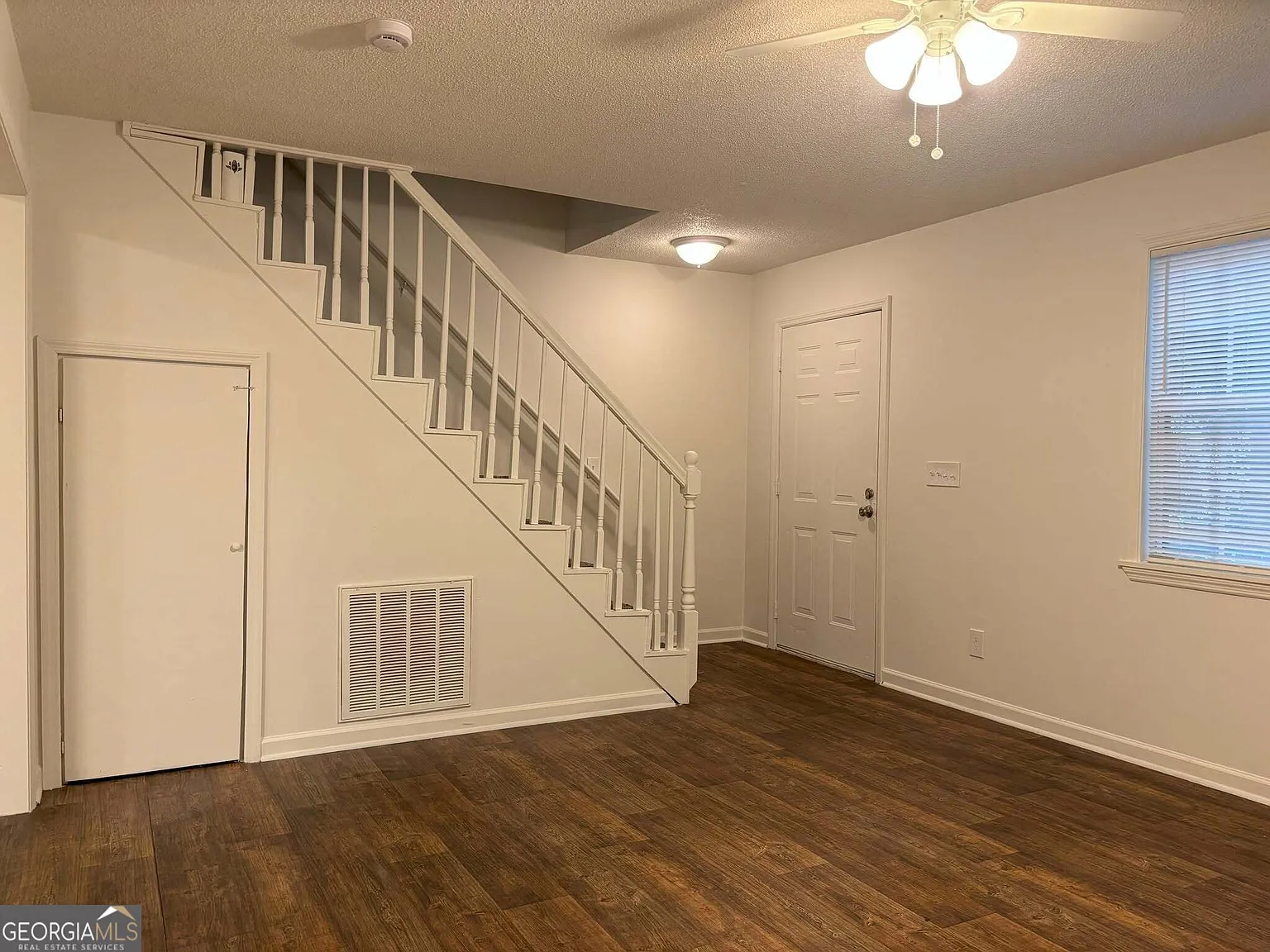 2 bed, 1.0 bath, 1040 sqft, $1,050 — Photo 3