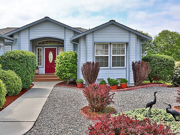 Talk about curb appeal, welcome home!