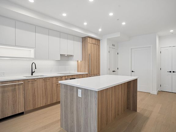 5th image of 8398 Oak St #204
