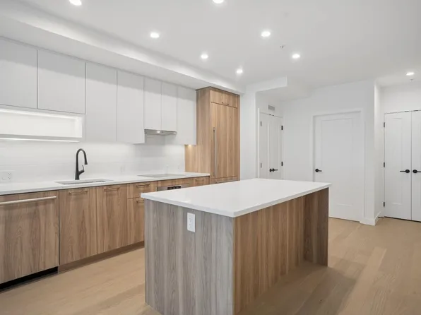 8398 Oak St #304, Vancouver, BC V6P 0L9
