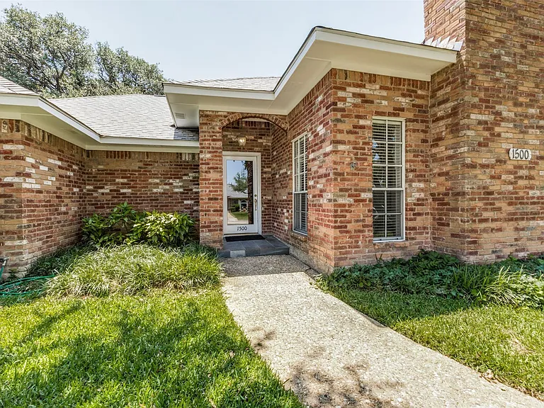 1500 Stonecrest Dr — Photo 2