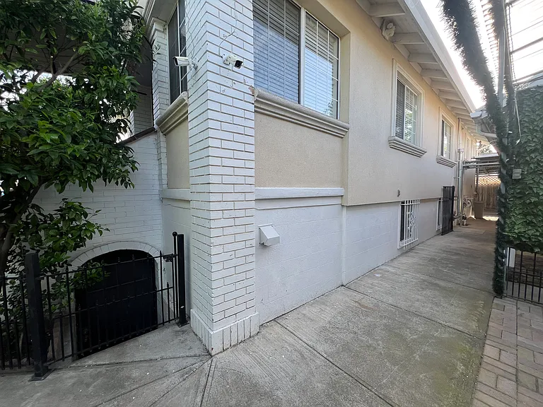 308 6th St #B — Photo 23