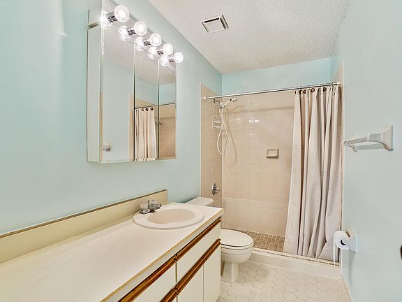 4th image of 34 Kings Colony Ct Unit 34