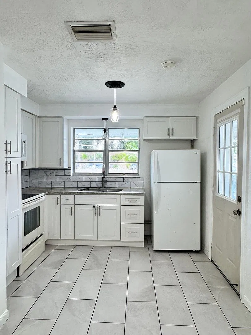 Annual unfurnished renovated 2/1 SFH downtown Sarasota on a lake — Photo 4