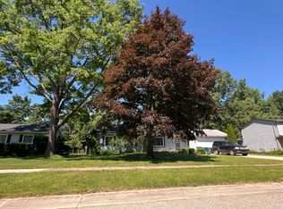 2691 Maplecrest Dr, Waterford, MI 48329