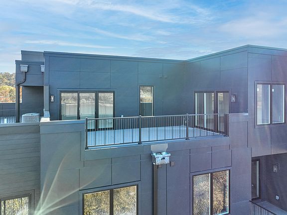 4th image of 745 Manhattan Blvd #403