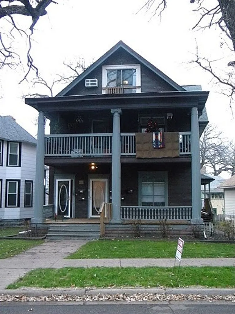 June 2023 ~ Cute 4 bedroom house. Spacious bedrooms. In unit laundry and dishwasher. — Photo 2