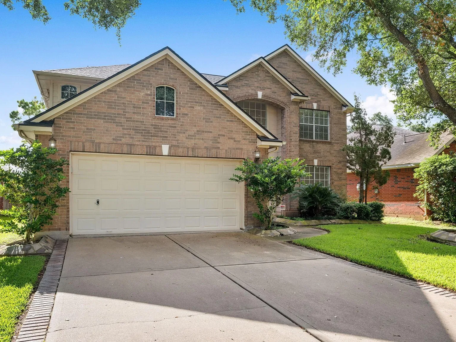 3 bed, 2.5 bath, 2413 sqft, $2,300 — Photo 2