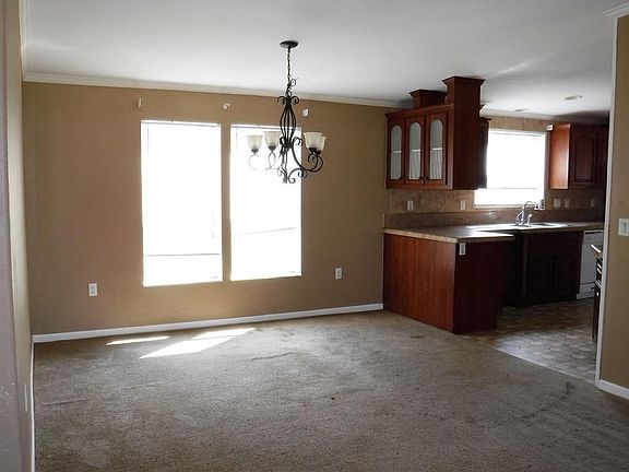 3rd image of 122 Douglas Ave