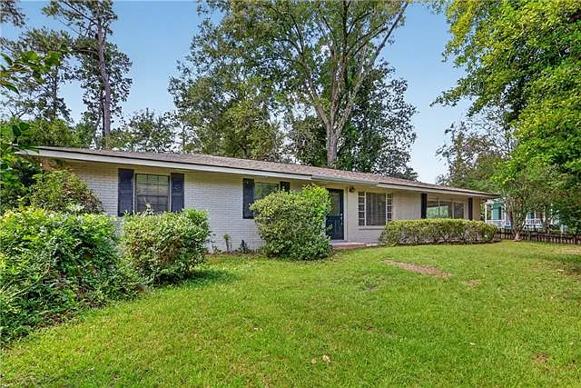 4 bed, 2.0 bath, 2242 sqft, $2,000 — Photo 1