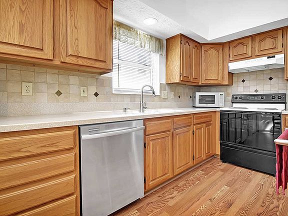 2nd image of 212 Kingsmeadow Ln