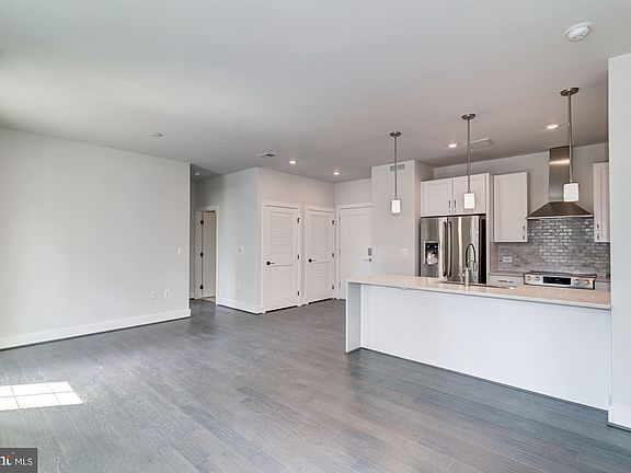 4th image of 1411 Key Blvd #510