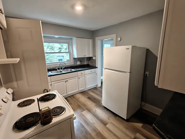 1024 Whittier Ave — Photo 11