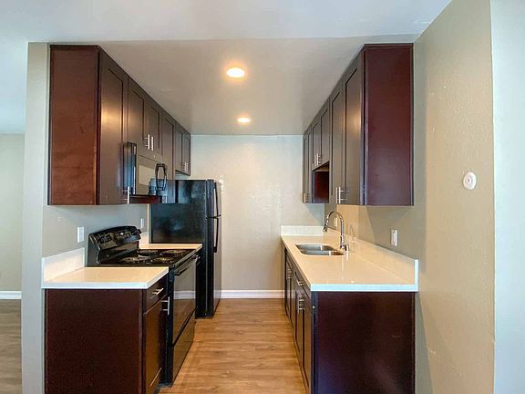 4th image of 3720 Marlborough Ave #5