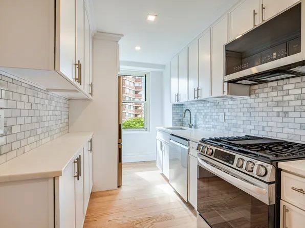 305 East 24th Street image 2 of 7
