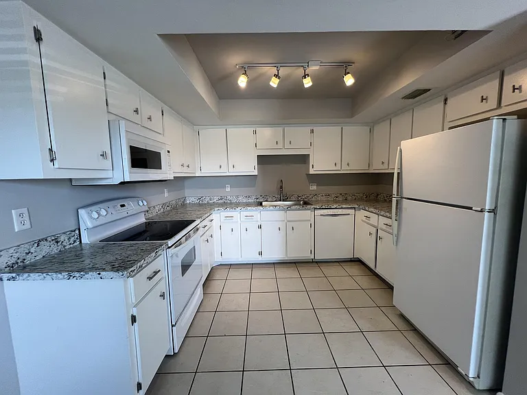 639 SE 13th Ave #120 — Photo 9