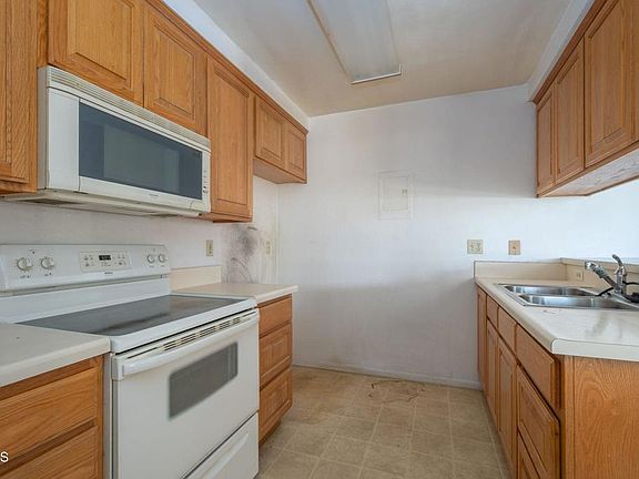 5th image of 2694 N Victoria Ave