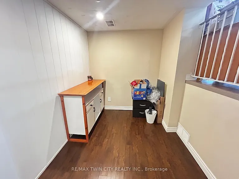 254 Camille Cres — Photo 17