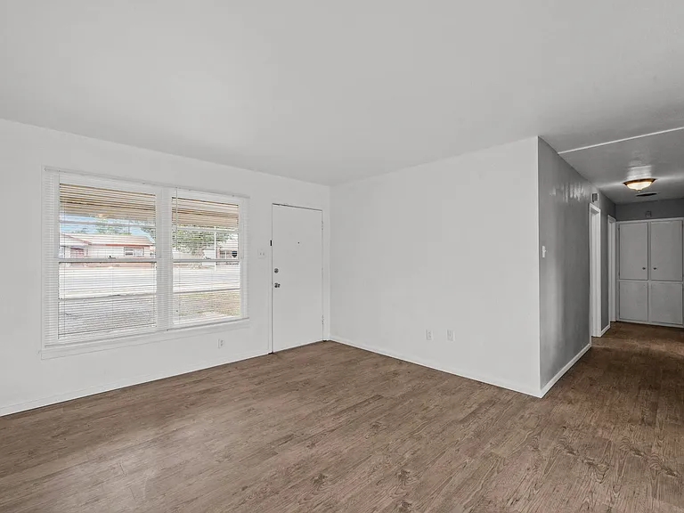 2612 E Auburn St — Photo 3
