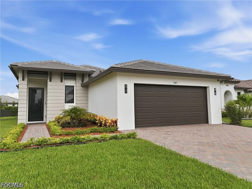 3 bed, 2.5 bath, 1717 sqft, $2,800 — Photo 1