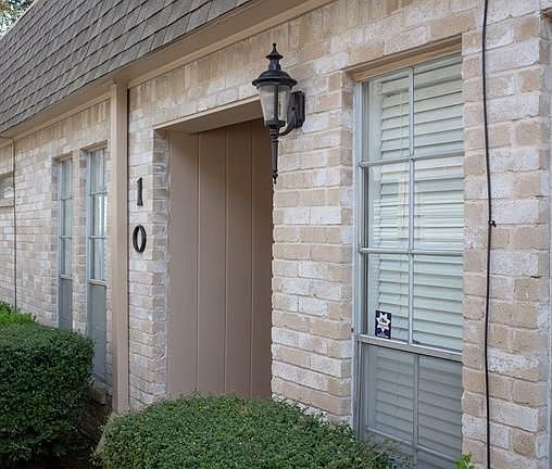 3rd image of 10 River Creek Way