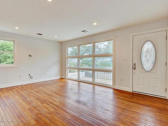 5th image of 368 Essex Dr