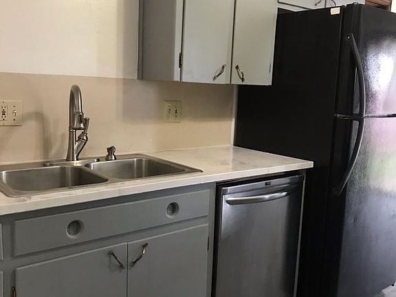 4th image of 913 Hillcrest Dr