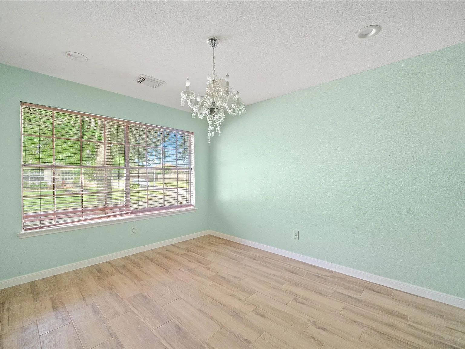 3 bed, 2.0 bath, 1911 sqft, $2,100 — Photo 4